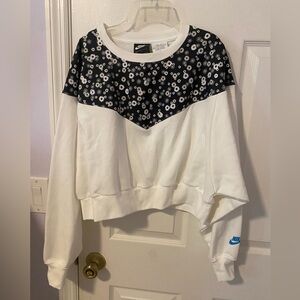 Nike 1/2 to 3/4 length long sleeve cutest athletic style